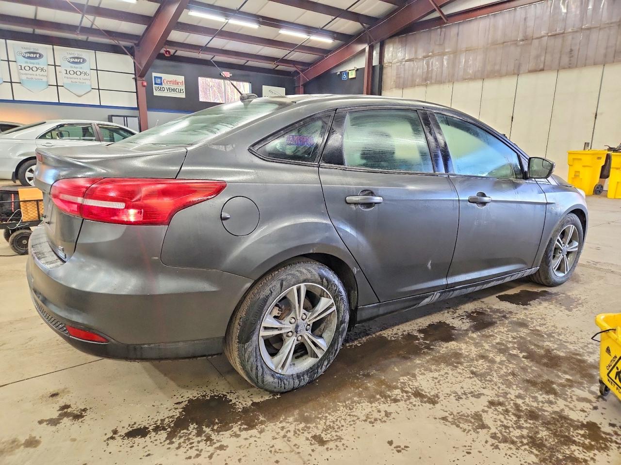 2017 FORD FOCUS SE photo 3