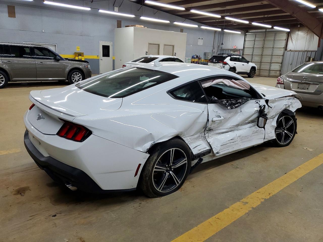 2024 FORD MUSTANG photo 3