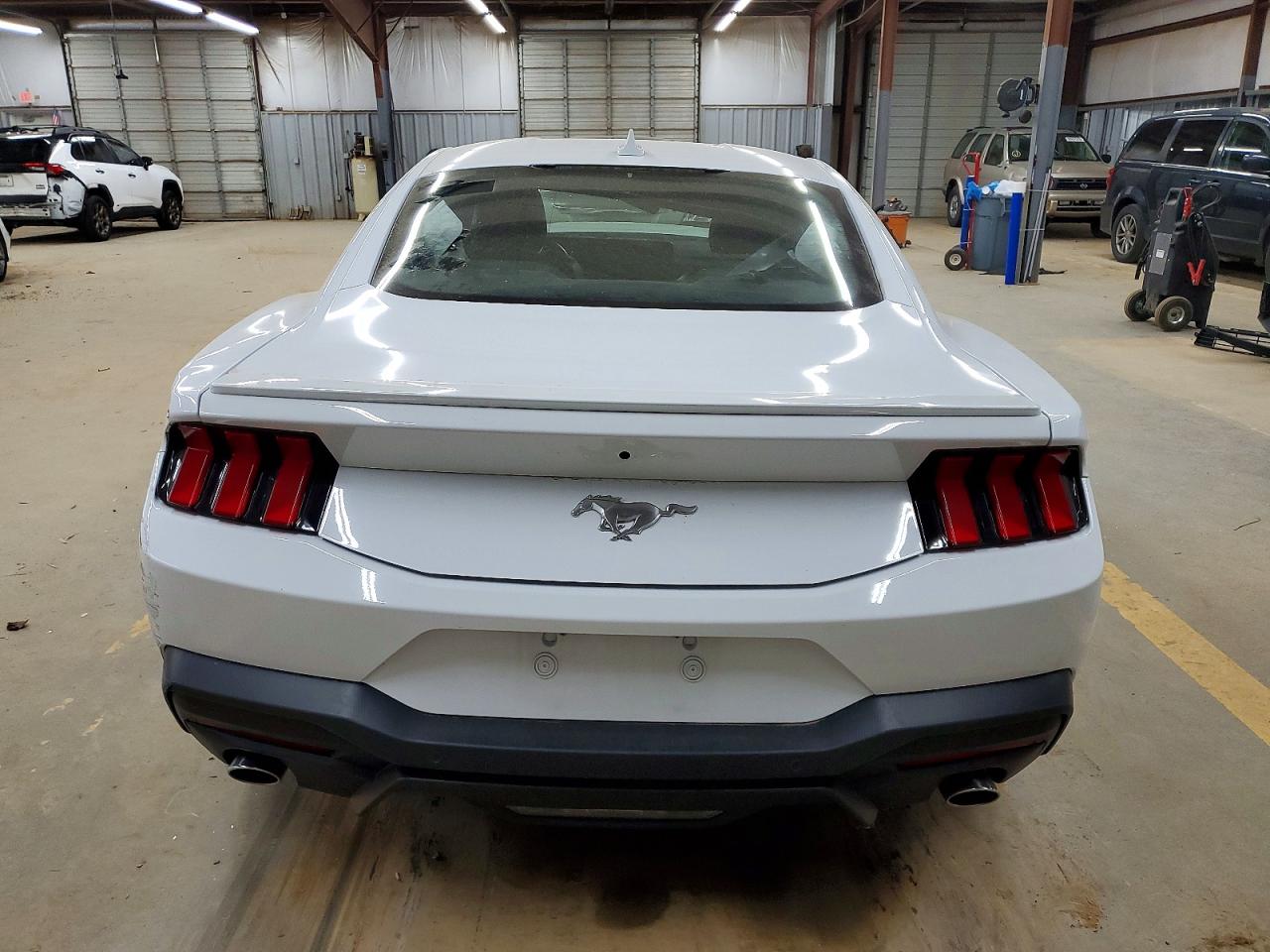 2024 FORD MUSTANG photo 6