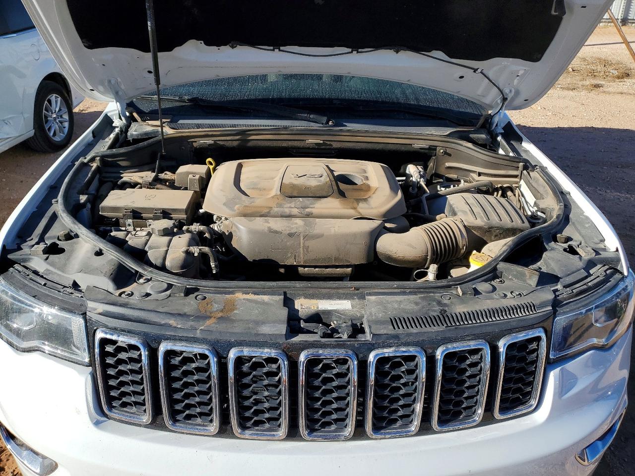 2019 JEEP GRAND CHEROKEE LAREDO photo 12