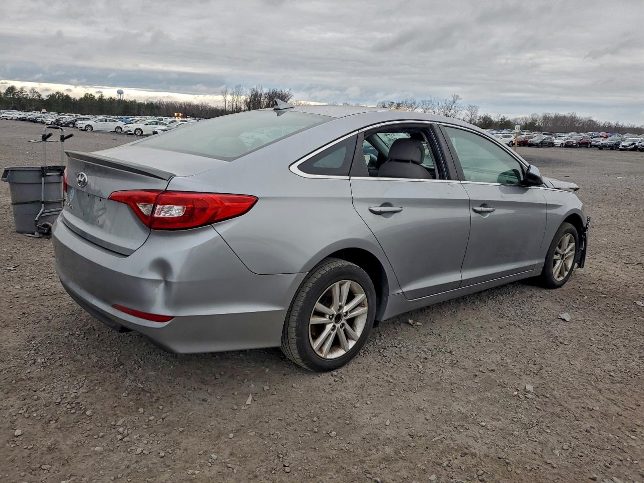 2015 HYUNDAI SONATA SE photo 3