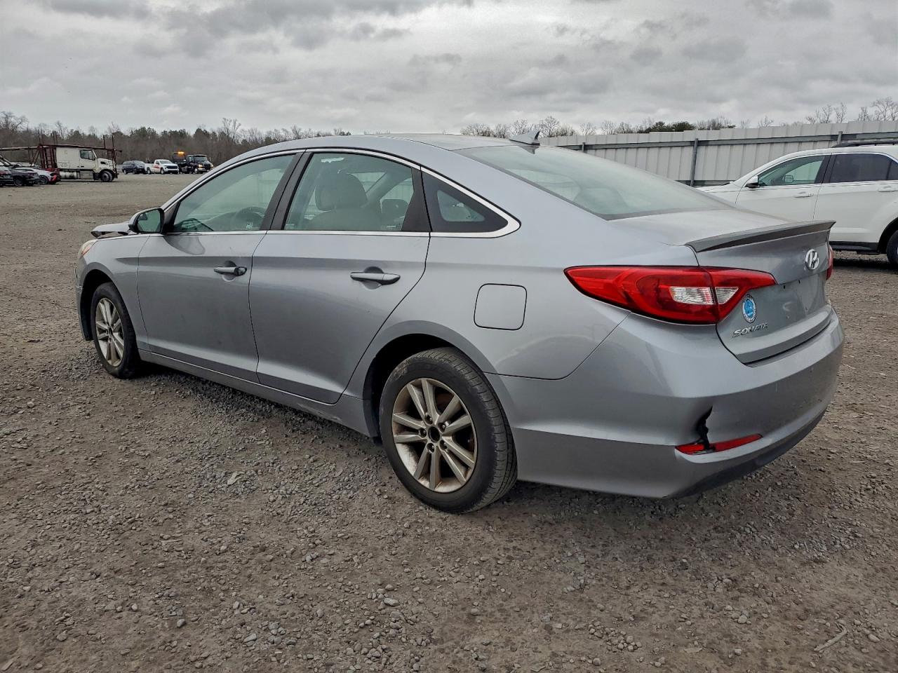 2015 HYUNDAI SONATA SE photo 2