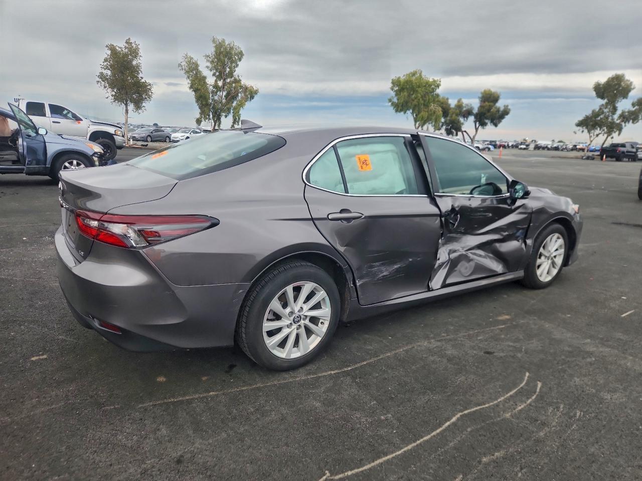 2022 TOYOTA CAMRY LE photo 3