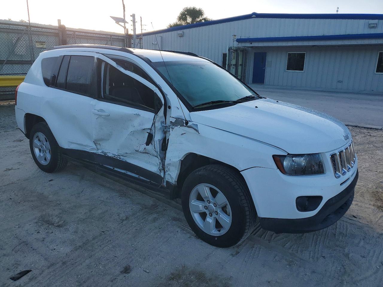 2017 JEEP COMPASS LATITUDE photo 4
