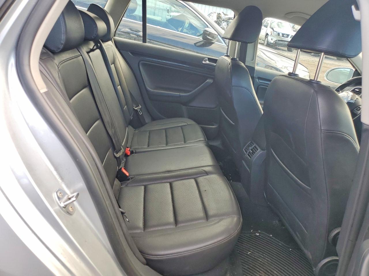 2011 VOLKSWAGEN JETTA TDI photo 10