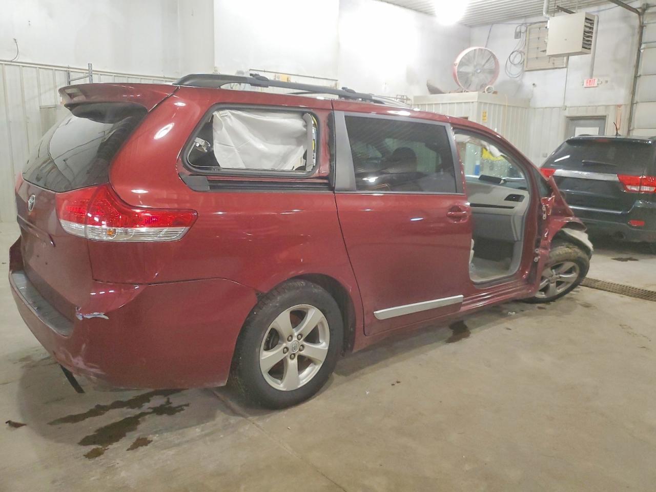 2014 TOYOTA SIENNA LE photo 3