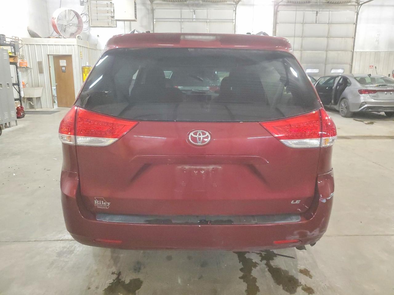 2014 TOYOTA SIENNA LE photo 6