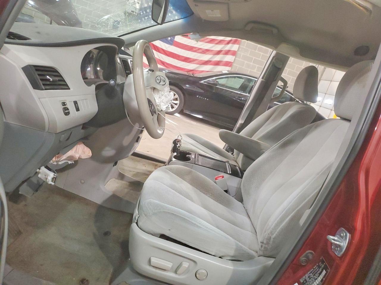 2014 TOYOTA SIENNA LE photo 7