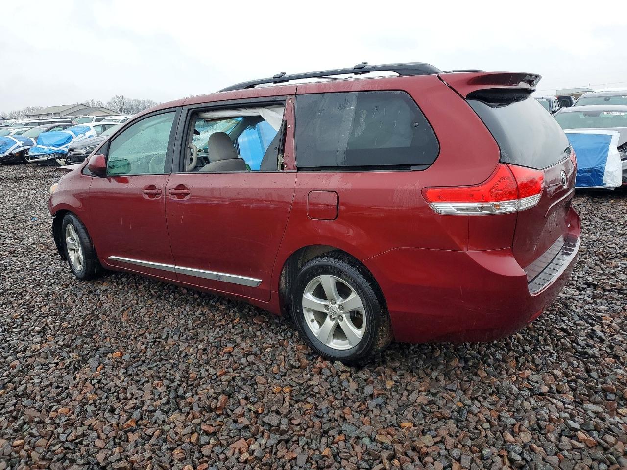 2014 TOYOTA SIENNA LE photo 2
