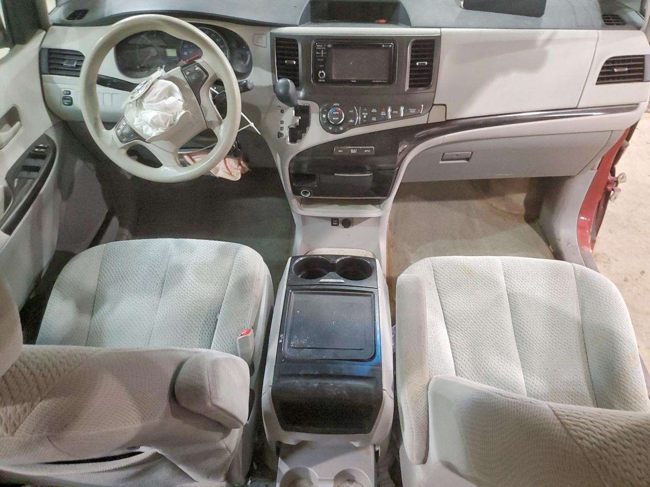 2014 TOYOTA SIENNA LE photo 8