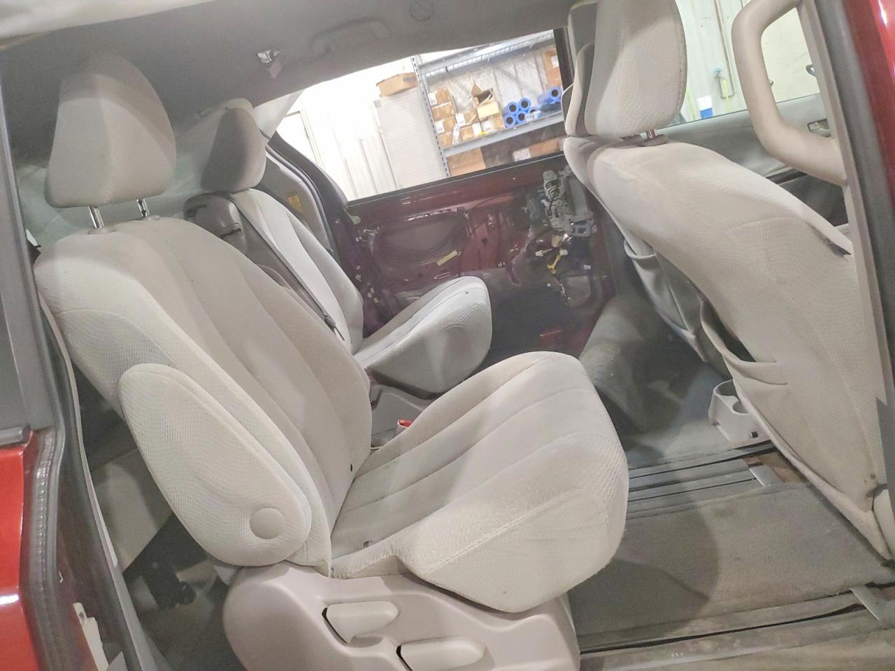 2014 TOYOTA SIENNA LE photo 11