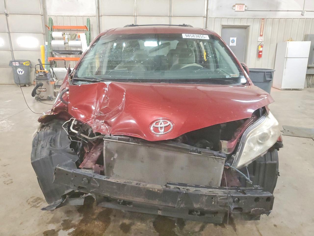 2014 TOYOTA SIENNA LE photo 5