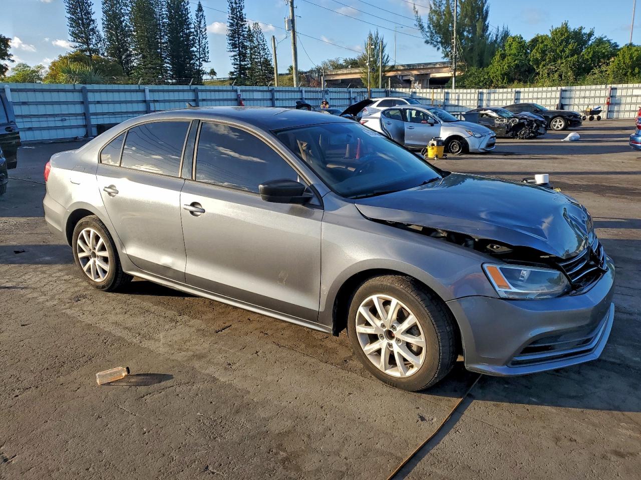 2015 VOLKSWAGEN JETTA SE photo 4