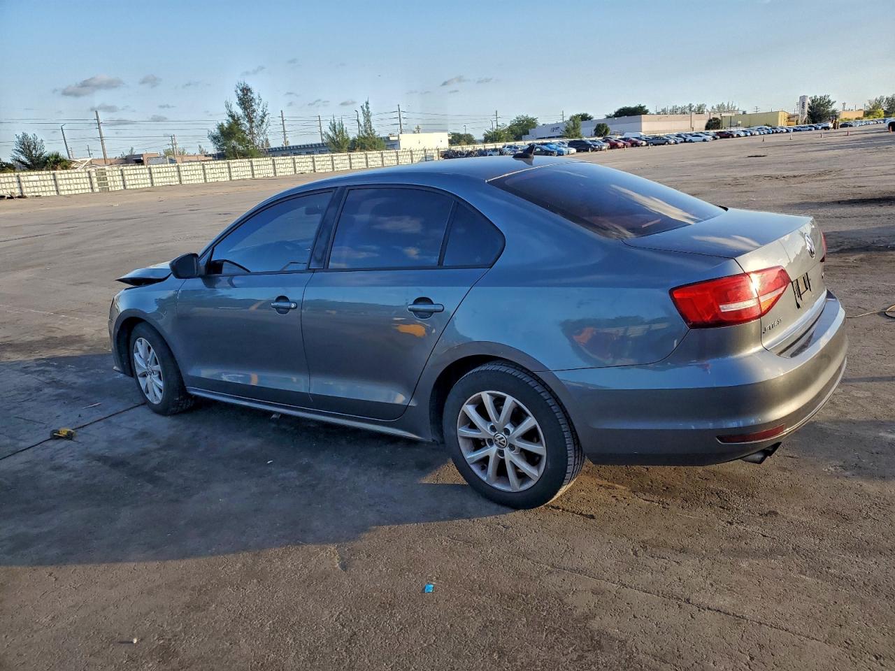 2015 VOLKSWAGEN JETTA SE photo 2