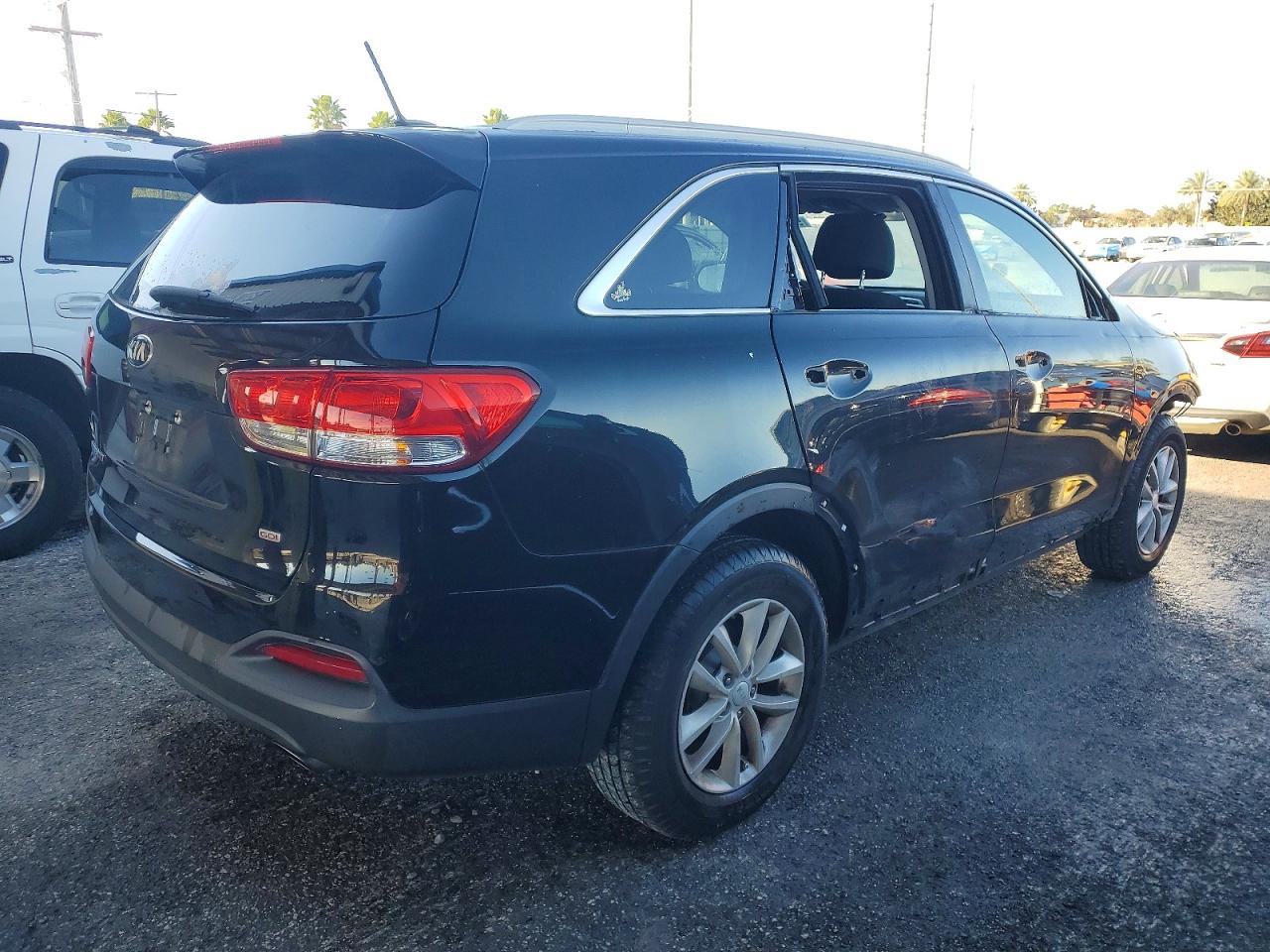 2017 KIA SORENTO LX photo 3