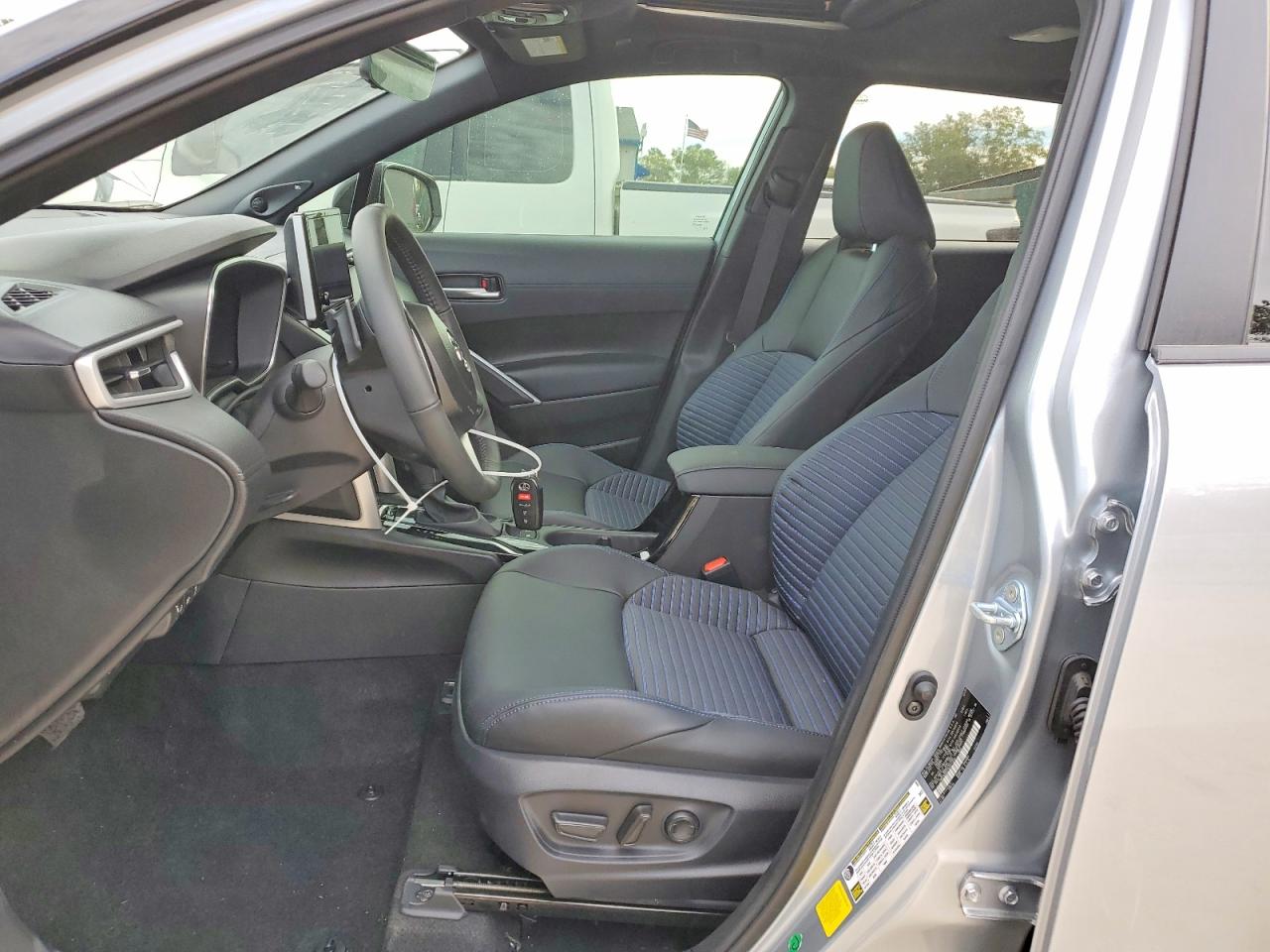 2025 TOYOTA COROLLA CROSS SE photo 13