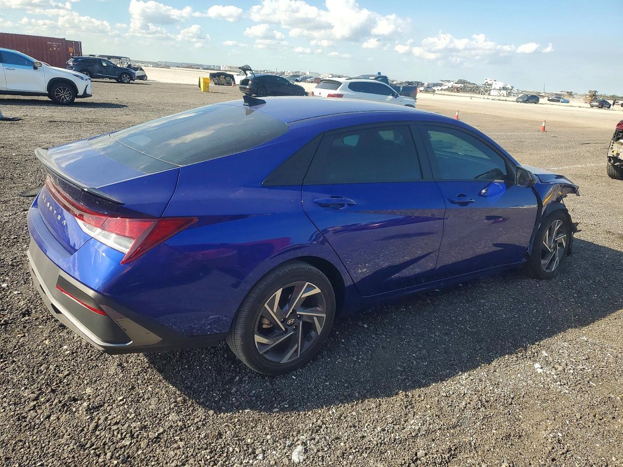2025 HYUNDAI ELANTRA SEL SPORT photo 3