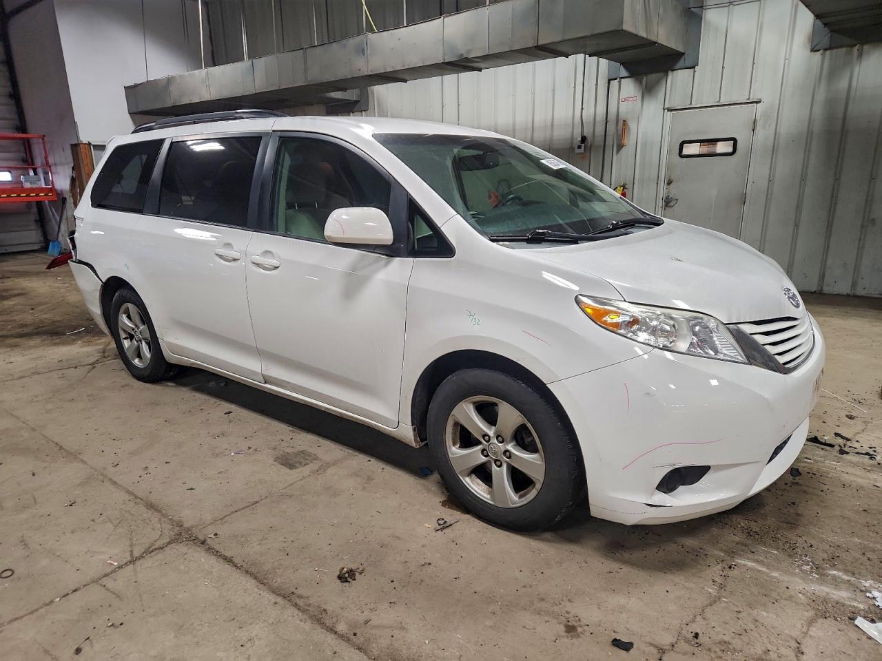 2015 TOYOTA SIENNA LE photo 4