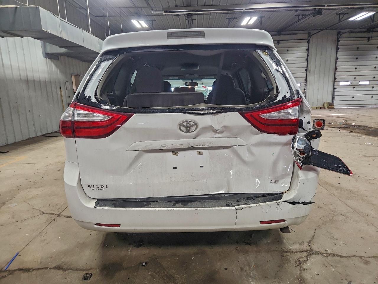 2015 TOYOTA SIENNA LE photo 6