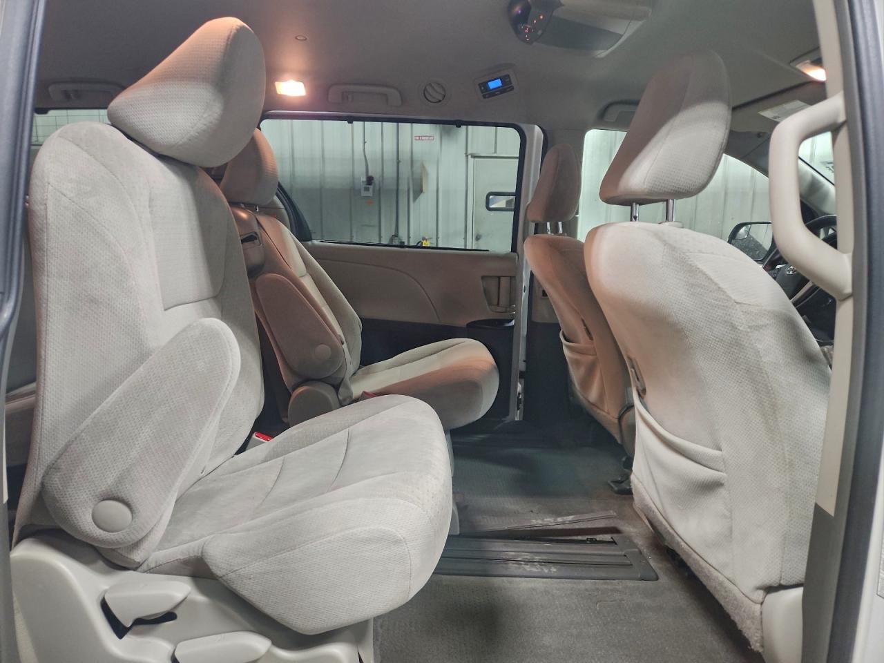 2015 TOYOTA SIENNA LE photo 11