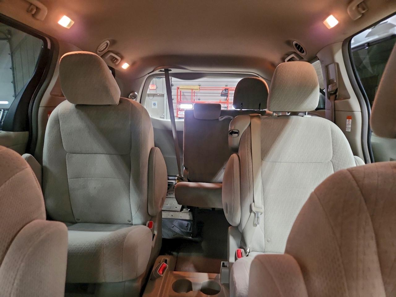 2015 TOYOTA SIENNA LE photo 10