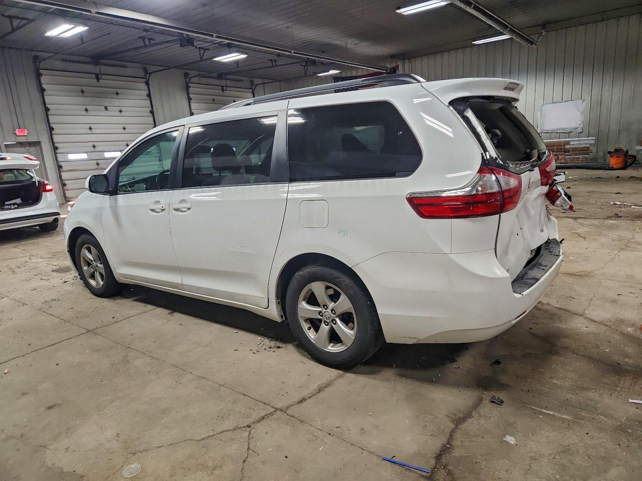 2015 TOYOTA SIENNA LE photo 2