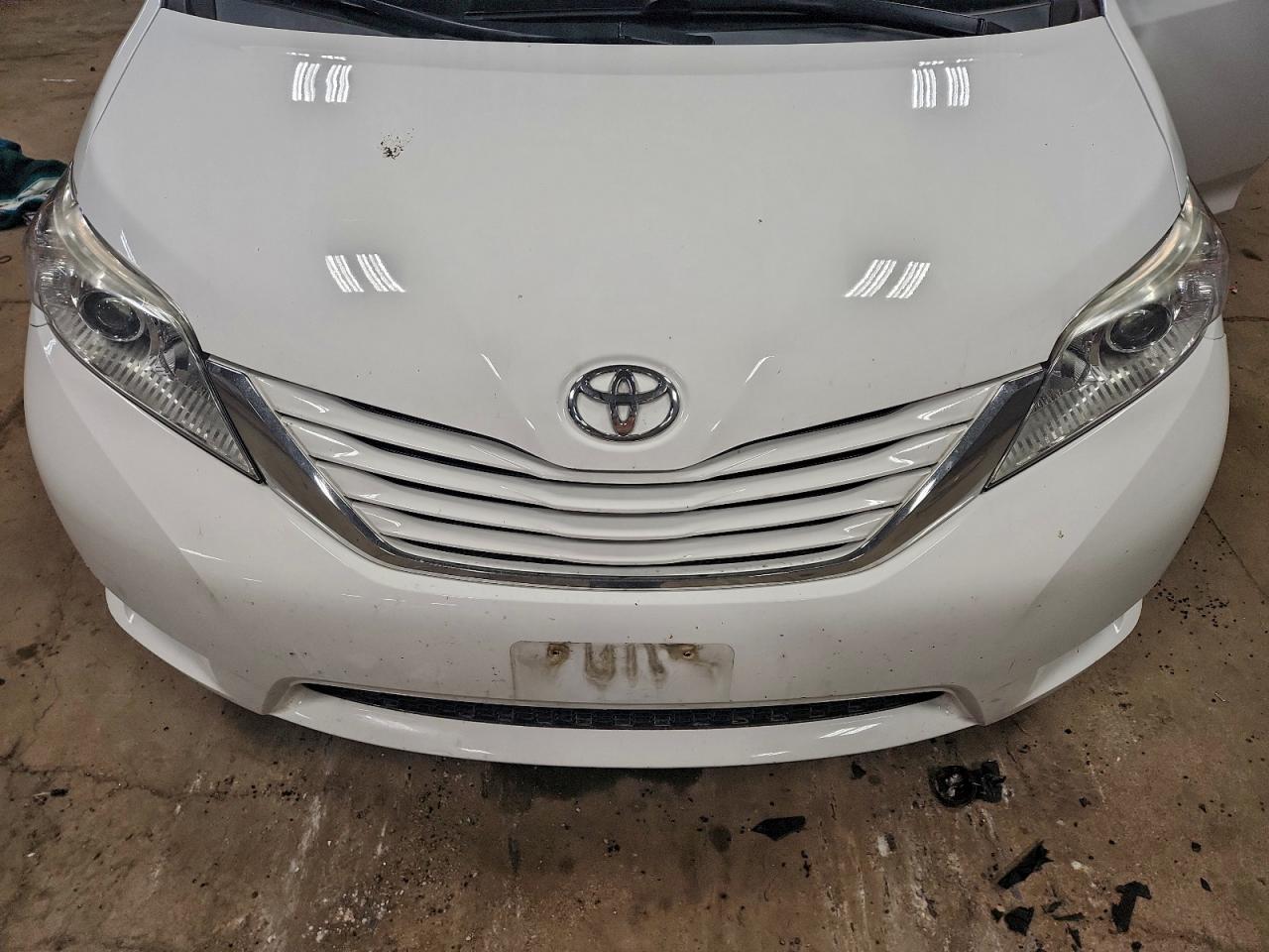 2015 TOYOTA SIENNA LE photo 12