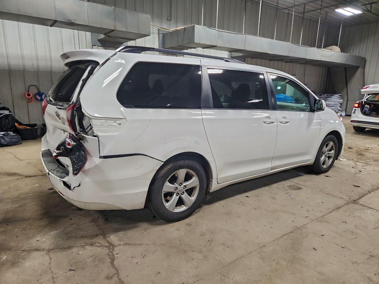 2015 TOYOTA SIENNA LE photo 3