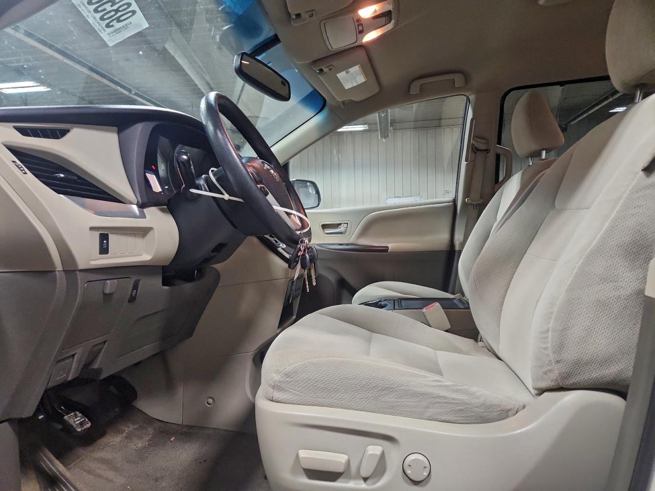 2015 TOYOTA SIENNA LE photo 7