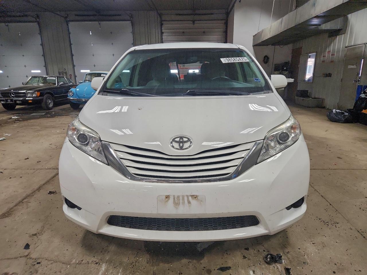 2015 TOYOTA SIENNA LE photo 5