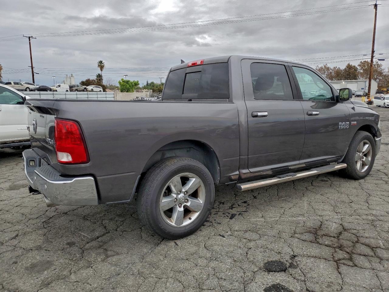 2014 RAM 1500 SLT photo 3