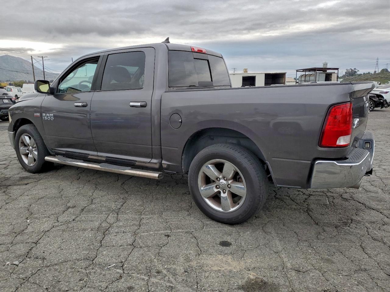 2014 RAM 1500 SLT photo 2