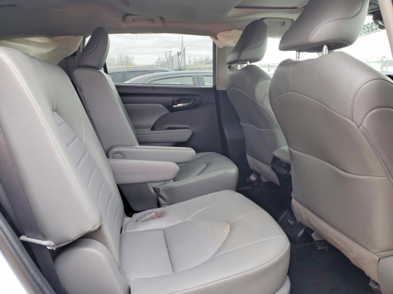 2022 TOYOTA HIGHLANDER XLE photo 11