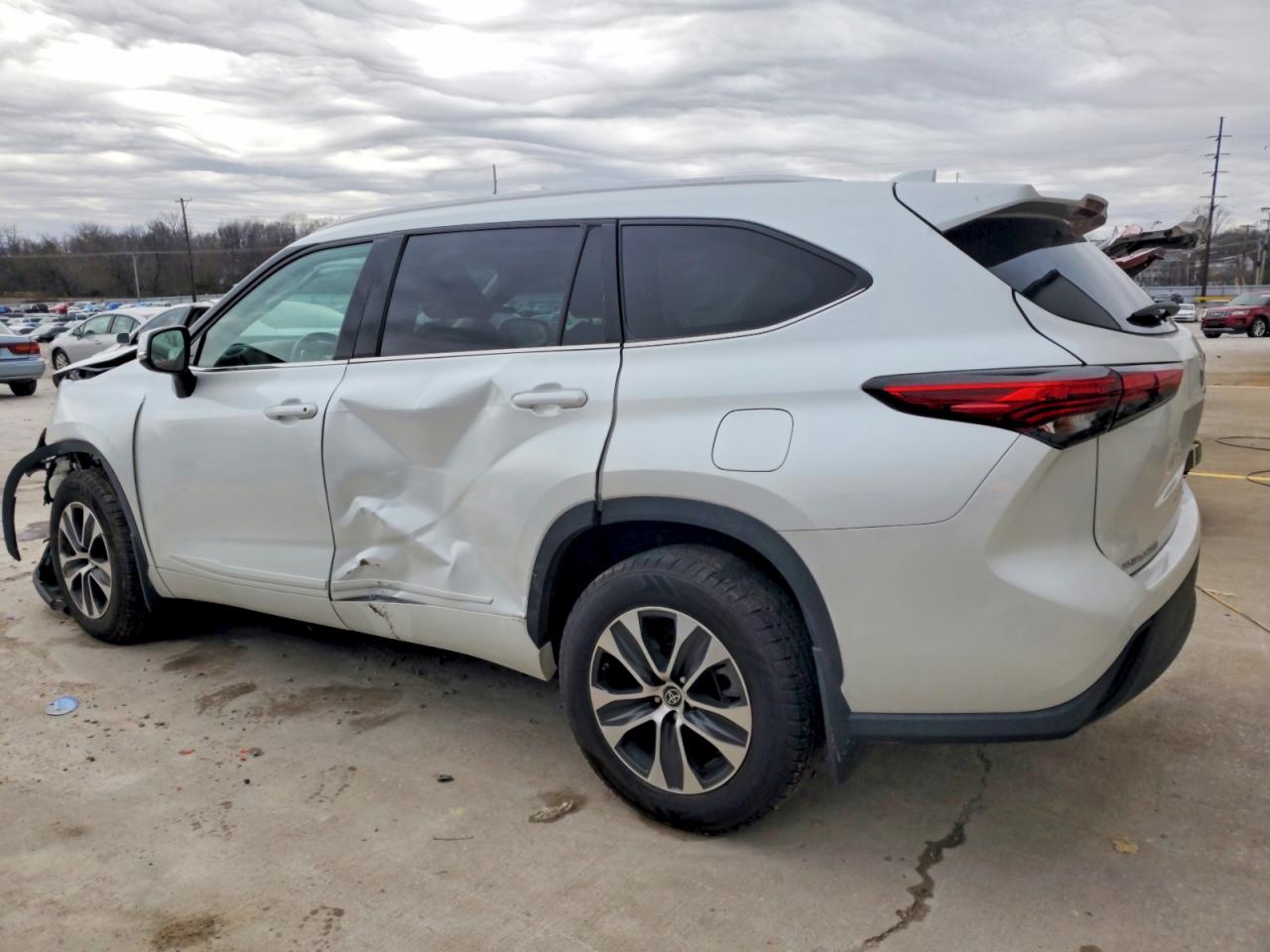 2022 TOYOTA HIGHLANDER XLE photo 2