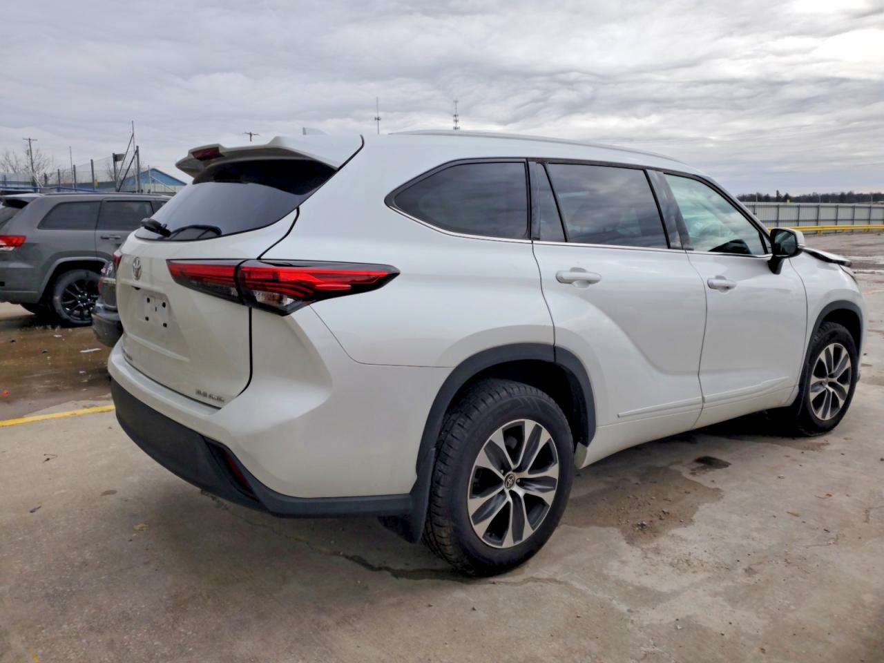 2022 TOYOTA HIGHLANDER XLE photo 3