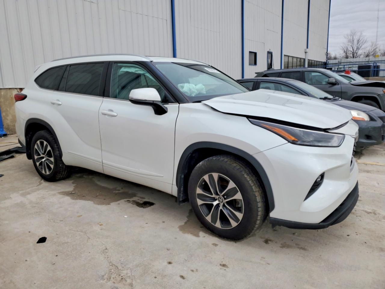 2022 TOYOTA HIGHLANDER XLE photo 4