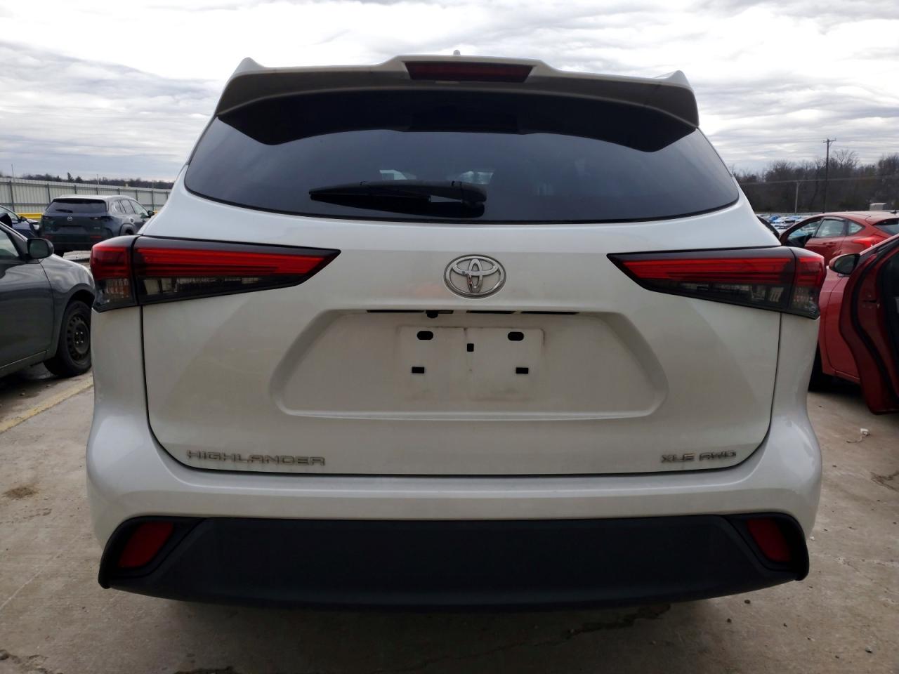 2022 TOYOTA HIGHLANDER XLE photo 6