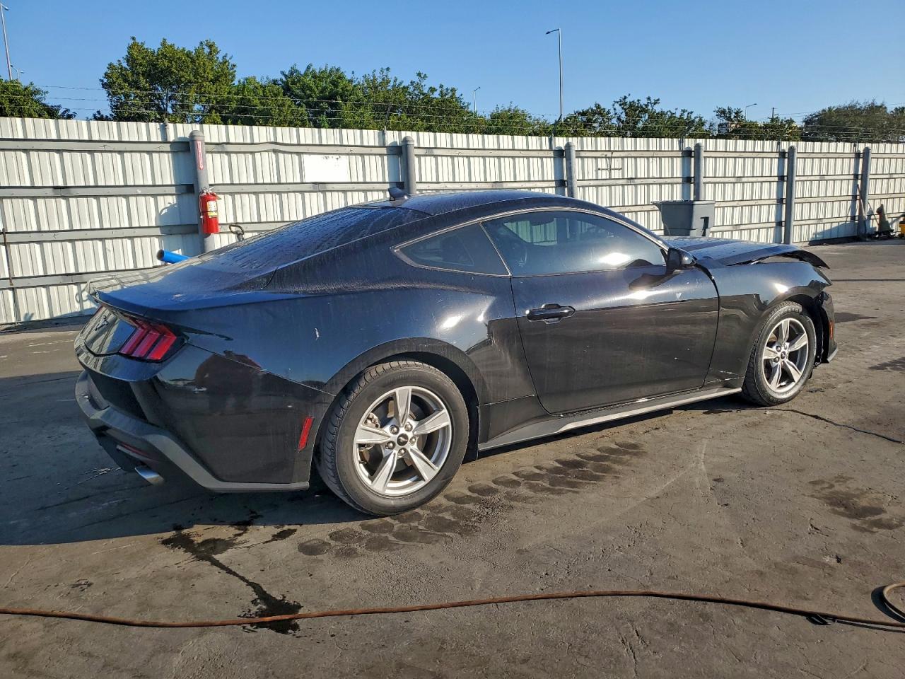 2024 FORD MUSTANG photo 3