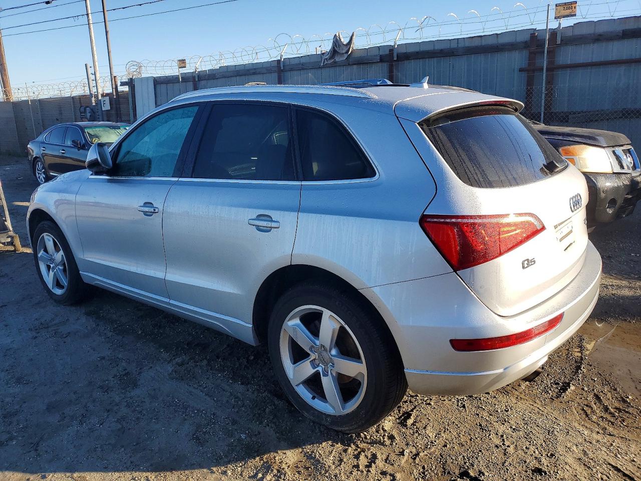 2011 AUDI Q5 PREMIUM PLUS photo 2
