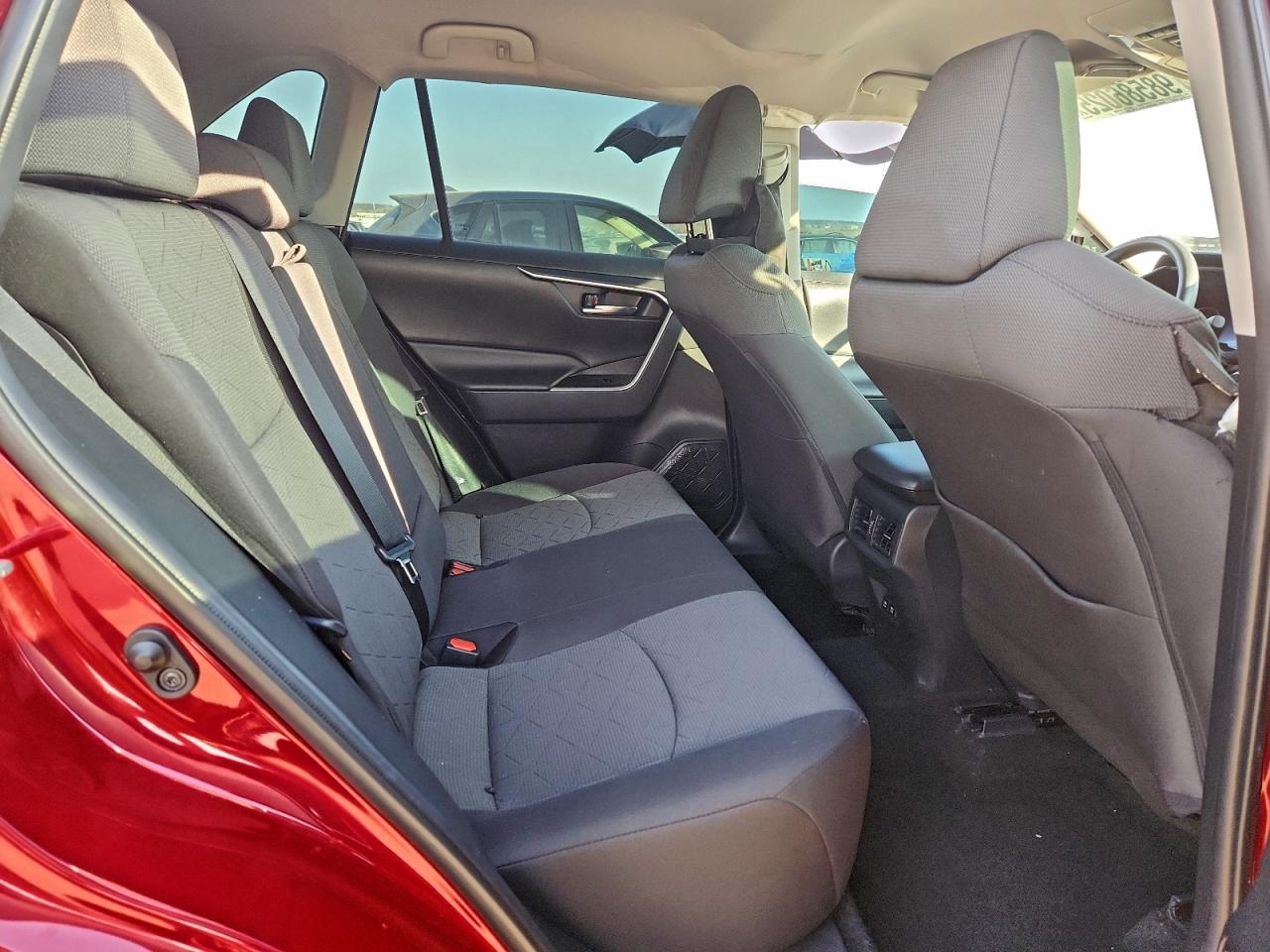 2021 TOYOTA RAV4 XLE photo 28