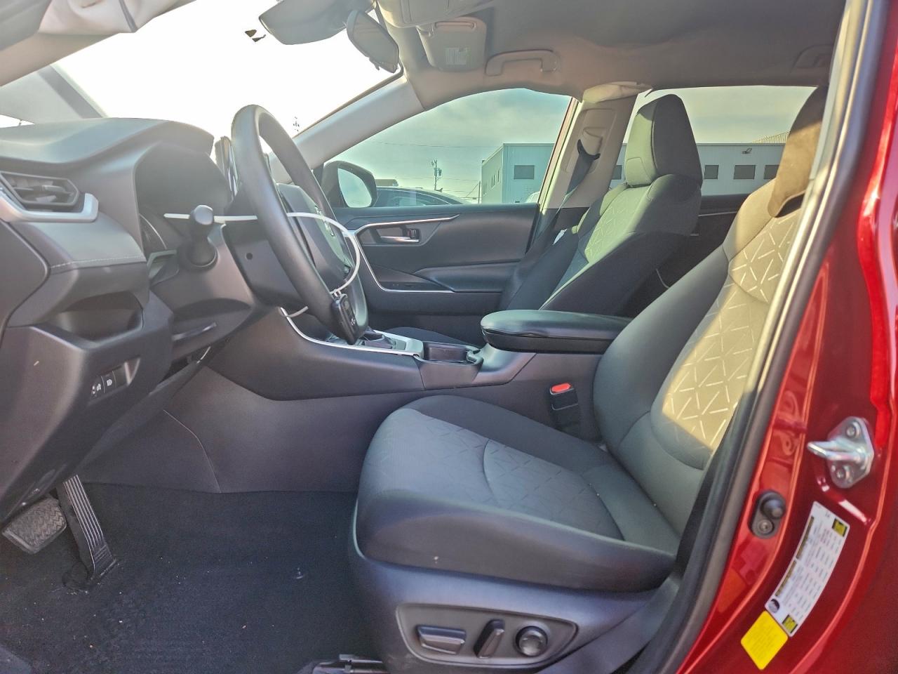2021 TOYOTA RAV4 XLE photo 19
