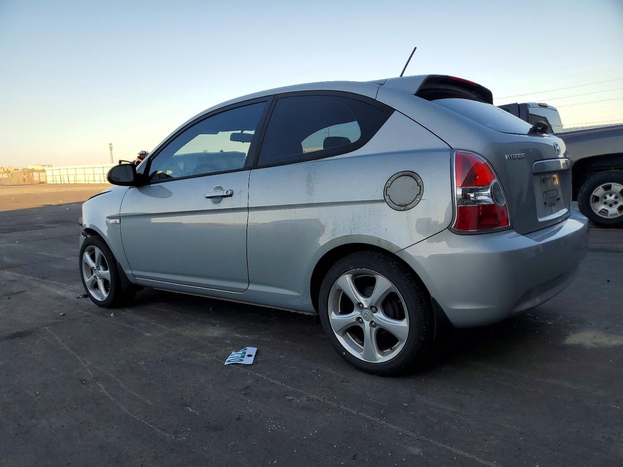 2008 HYUNDAI ACCENT SE photo 3