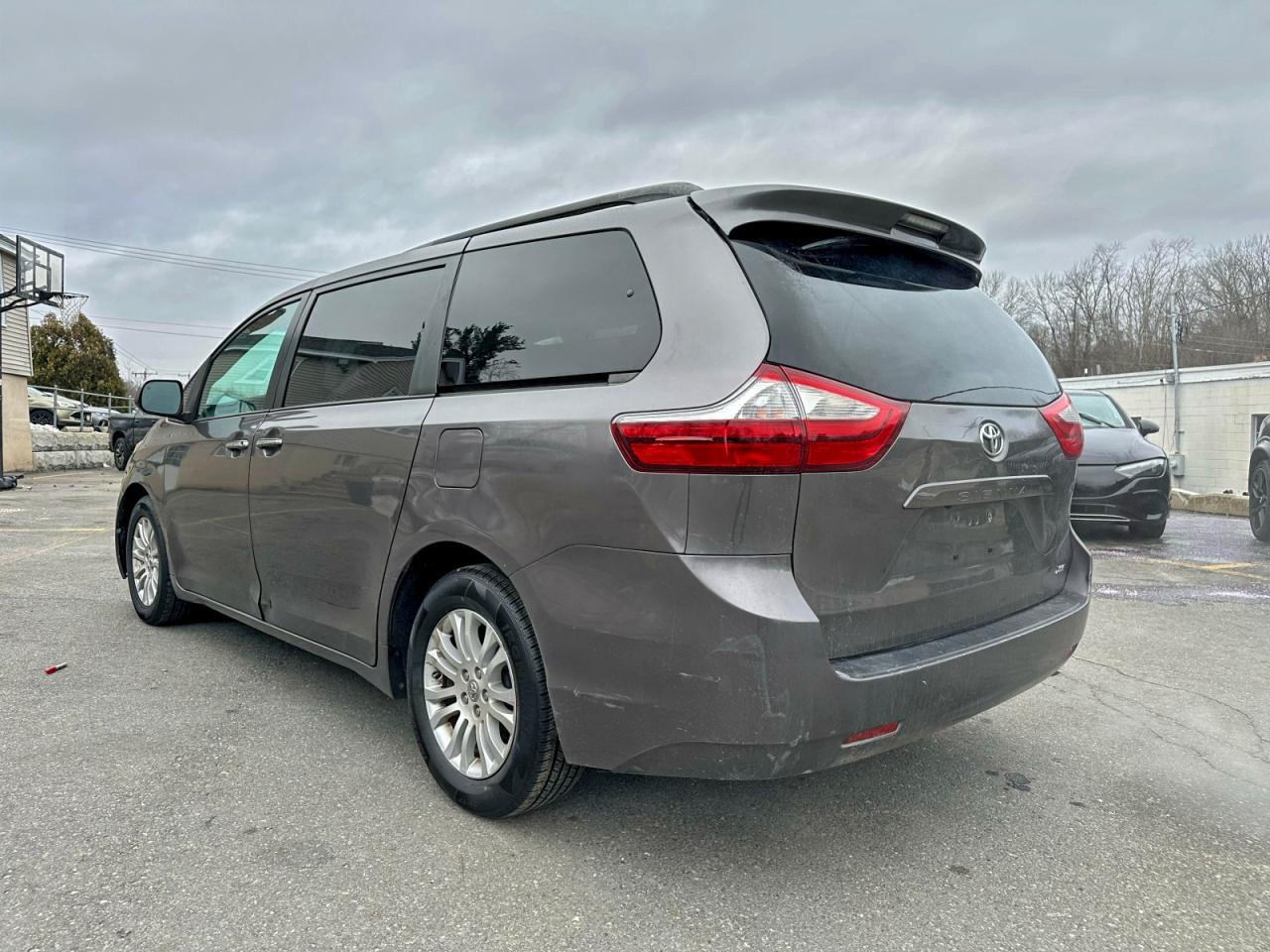 2016 TOYOTA SIENNA XLE photo 3