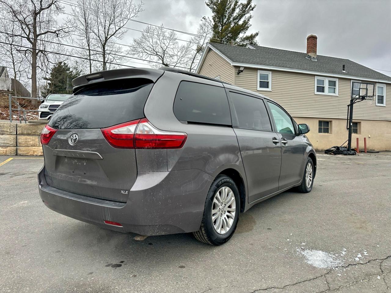 2016 TOYOTA SIENNA XLE photo 5