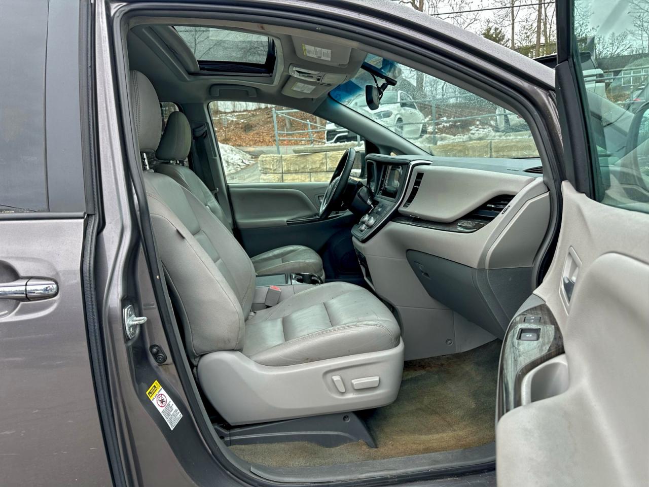 2016 TOYOTA SIENNA XLE photo 13