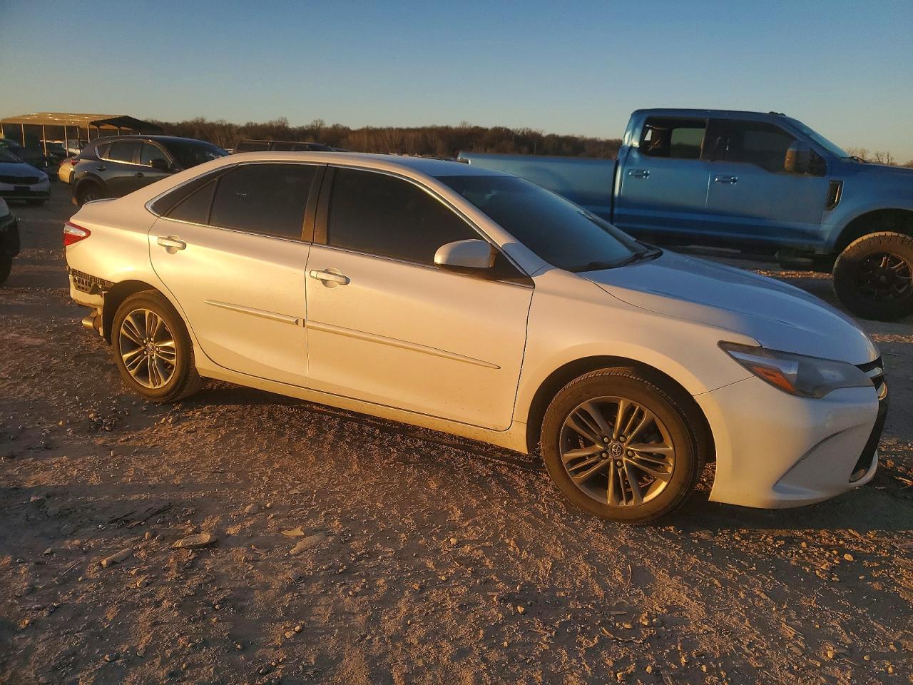 2017 TOYOTA CAMRY SE photo 4