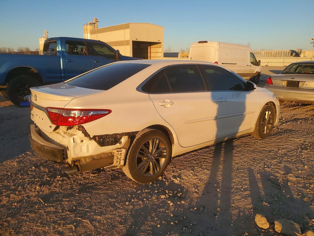 2017 TOYOTA CAMRY SE photo 3