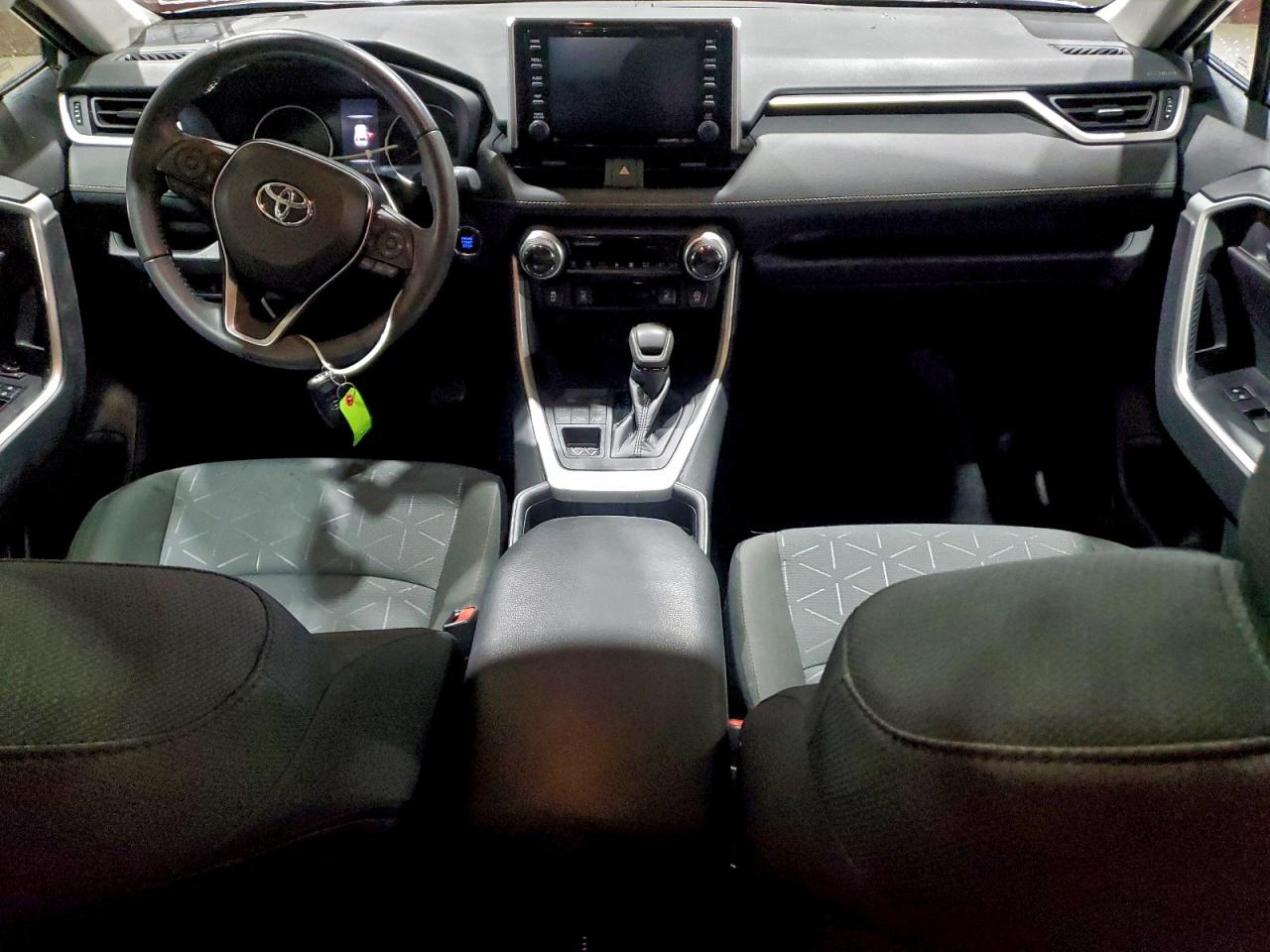 2021 TOYOTA RAV4 XLE photo 8