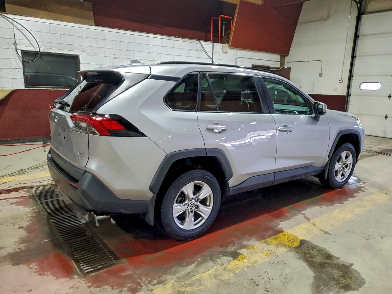 2021 TOYOTA RAV4 XLE photo 3