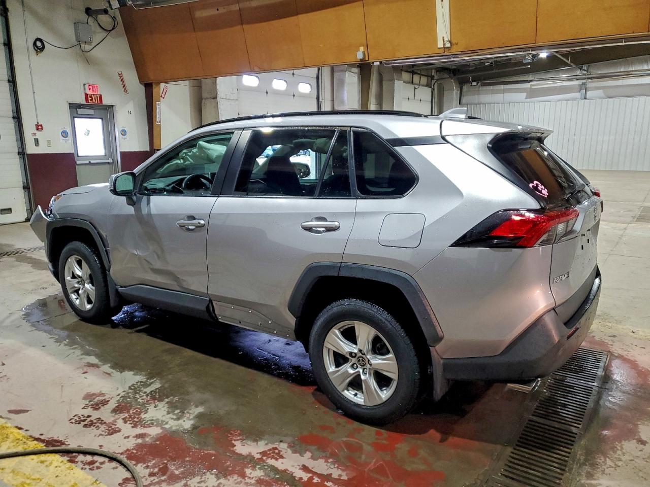 2021 TOYOTA RAV4 XLE photo 2